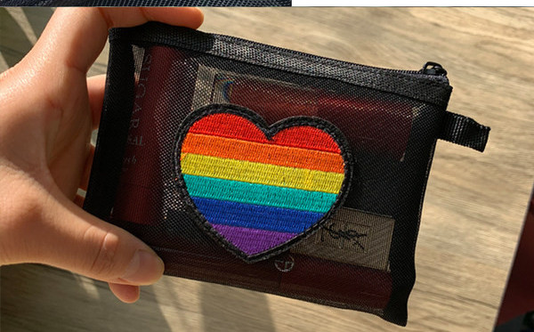 O mică cutie cosmetică transparentă