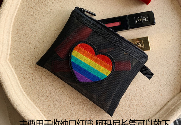 O mică cutie cosmetică transparentă