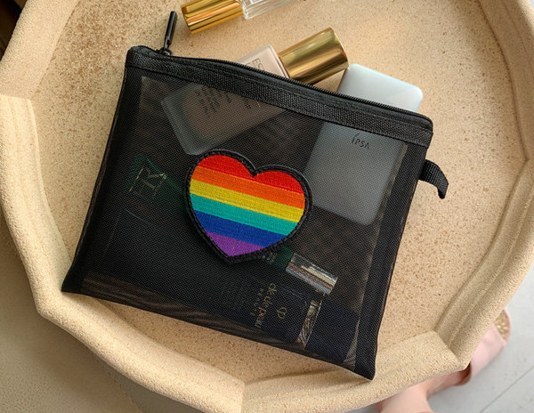 O mică cutie cosmetică transparentă