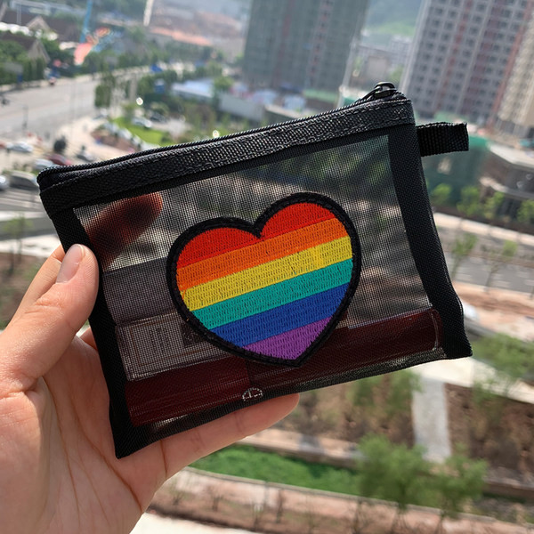 O mică cutie cosmetică transparentă