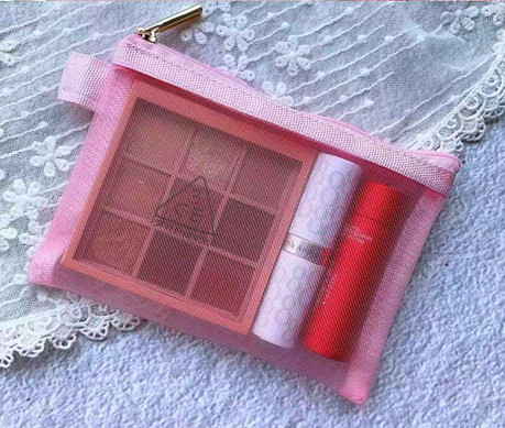 Mrežasta toaletna torbica u roza boji