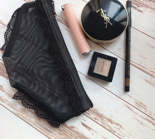 Prozirna toaletna torbica s vezom pogodna za odlaganje šminke