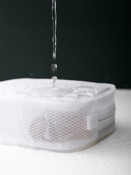 Kozmetička torbica pogodna za toaletne potrepštine