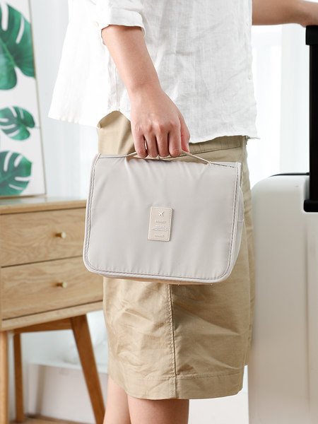 Prijenosni sklopivi pribor za šminkanje i higijenu