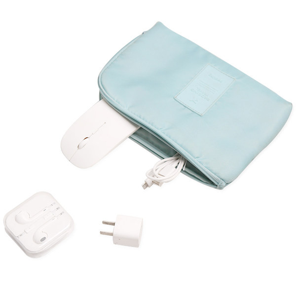 Tekstilna toaletna torbica s nekoliko pretinaca za putovanja