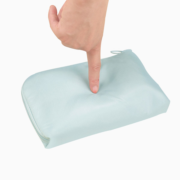 Tekstilna toaletna torbica s nekoliko pretinaca za putovanja