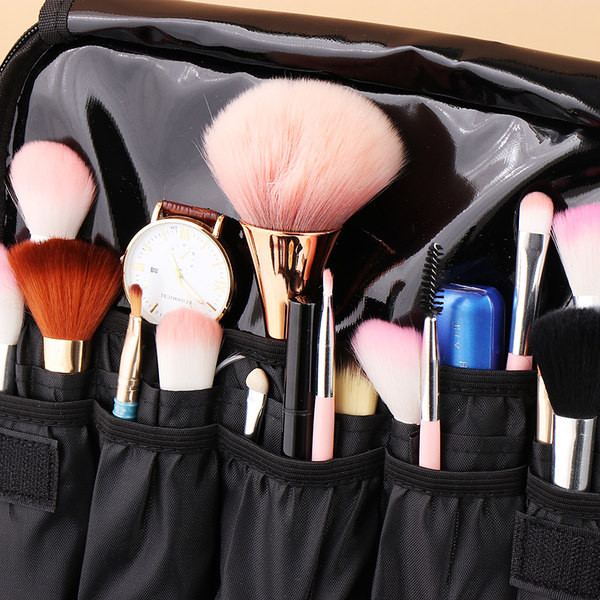 Umivaonik s nekoliko pretinaca za šminku