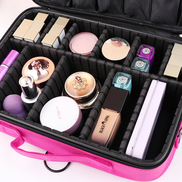 Umivaonik s nekoliko pretinaca za šminku