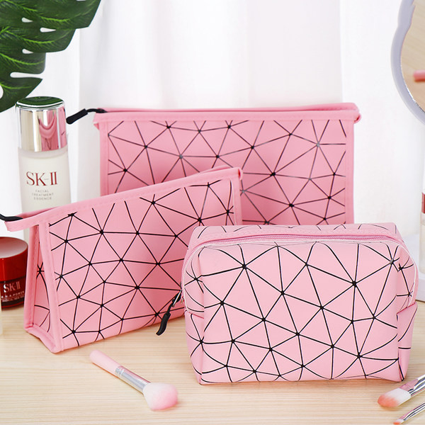 Új WC modell geometriai formákkal