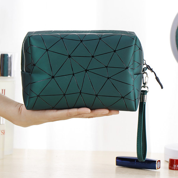 Új WC modell geometriai formákkal