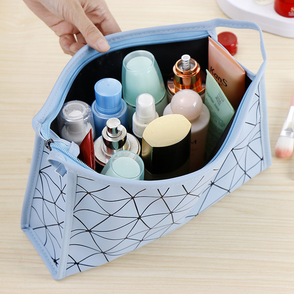 Új WC modell geometriai formákkal