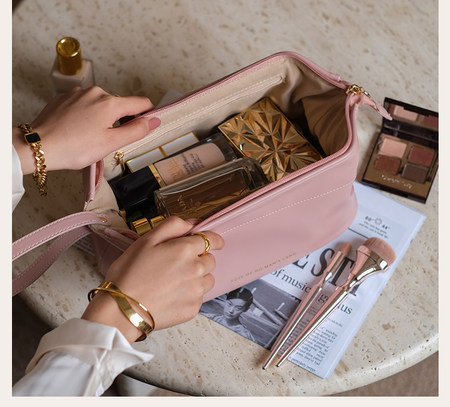 Prijenosna kožna kozmetička torbica pogodna za odlaganje šminke