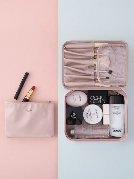 Naujo modelio kosmetikos rinkinys makiažui