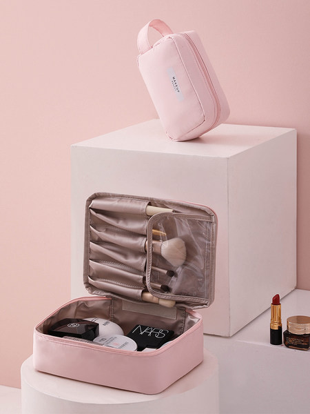 Naujo modelio kosmetikos rinkinys makiažui