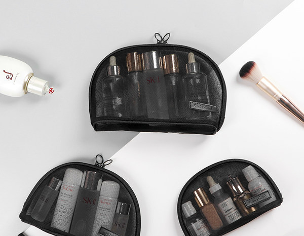 Mrežasta toaletna torbica za šminku i toaletne potrepštine u crnoj boji