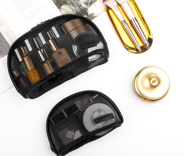 Mrežasta toaletna torbica za šminku i toaletne potrepštine u crnoj boji