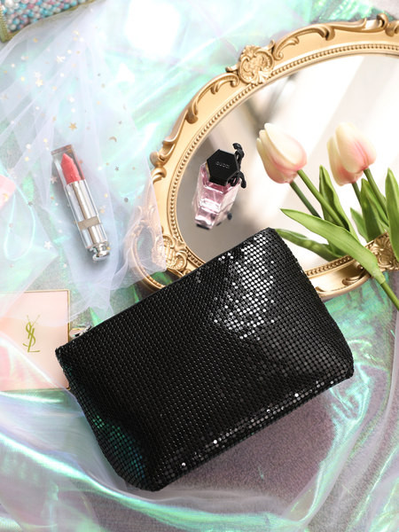 Tekstilni pribor za šminkanje s efektom sjaja