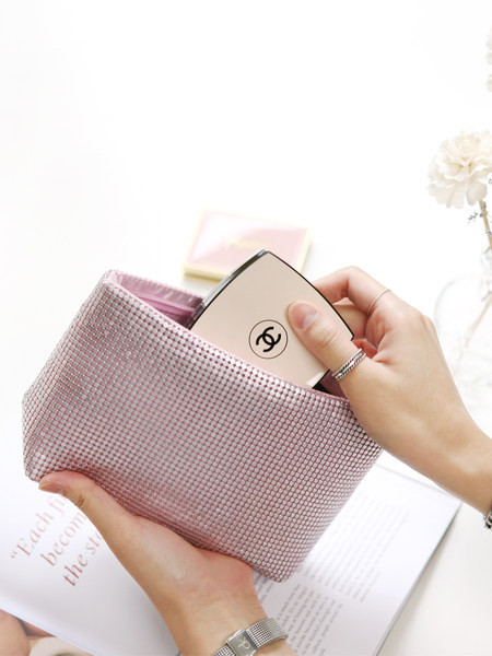 Tekstilni pribor za šminkanje s efektom sjaja