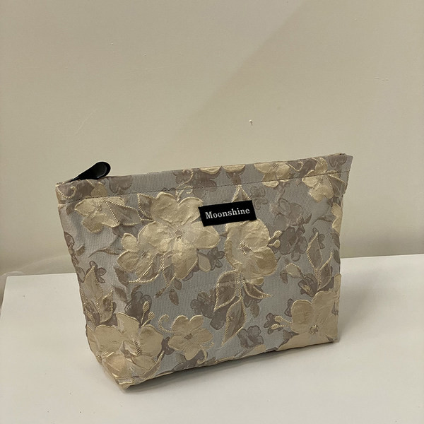 Козметичен несесер с флорален десен