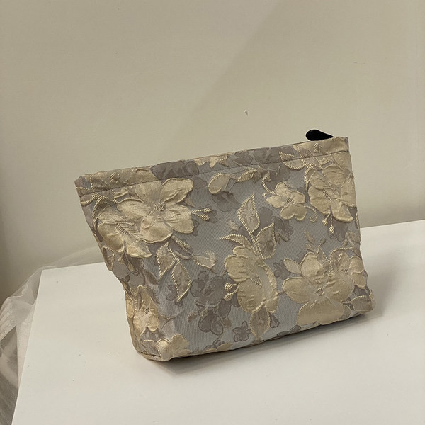 Козметичен несесер с флорален десен