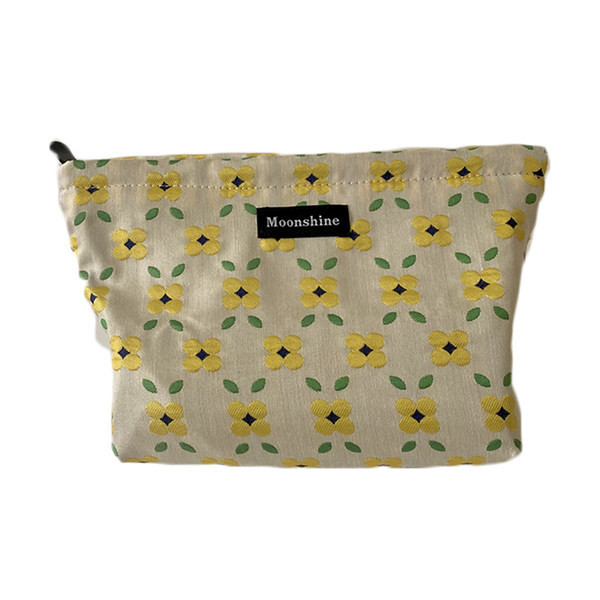 Νεσεσέρ με φλοράλ μοτίβα κατάλληλο για αποθήκευση μακιγιάζ