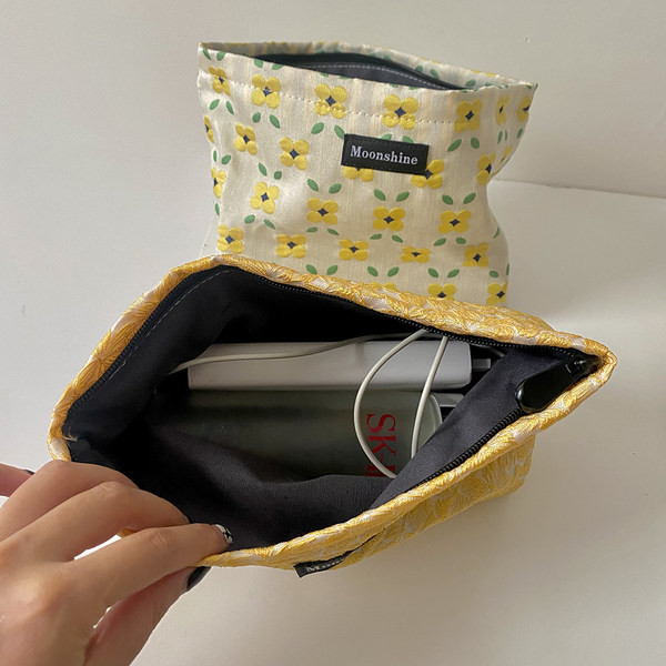 Νεσεσέρ με φλοράλ μοτίβα κατάλληλο για αποθήκευση μακιγιάζ