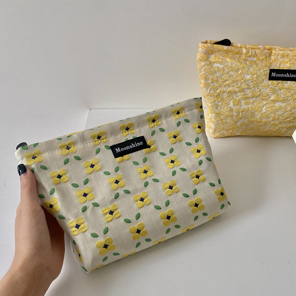 Νεσεσέρ με φλοράλ μοτίβα κατάλληλο για αποθήκευση μακιγιάζ