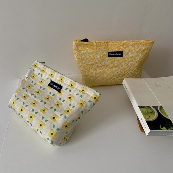 Νεσεσέρ με φλοράλ μοτίβα κατάλληλο για αποθήκευση μακιγιάζ