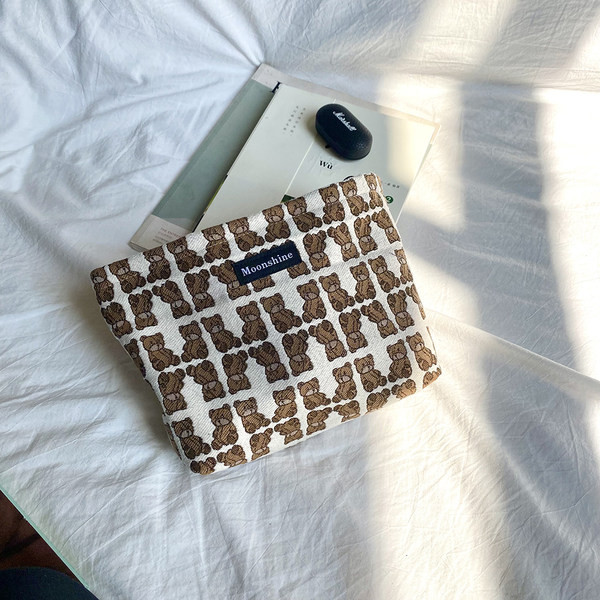 Toc de toaletă textil pentru depozitarea machiajului și articolelor de toaletă