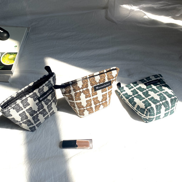 Toc de toaletă textil pentru depozitarea machiajului și articolelor de toaletă