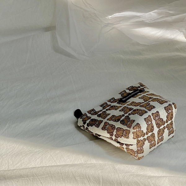 Toc de toaletă textil pentru depozitarea machiajului și articolelor de toaletă