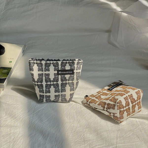 Toc de toaletă textil pentru depozitarea machiajului și articolelor de toaletă