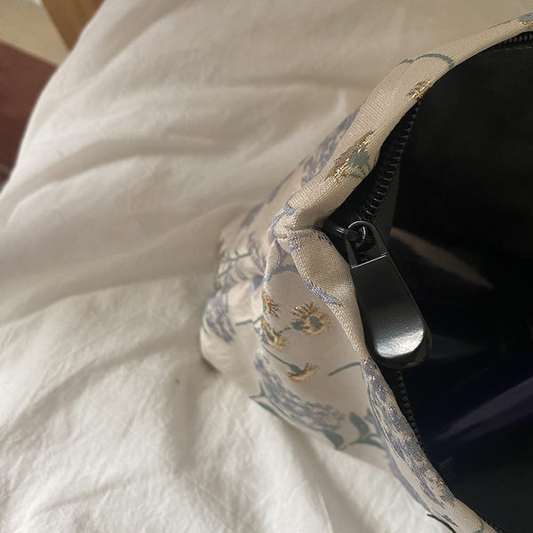 Virágmintás textil sminktáska