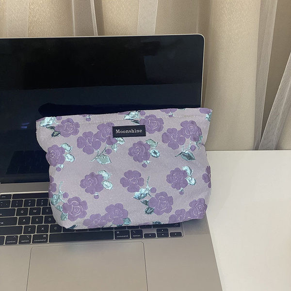 Komplet šminke s cvjetnim motivima