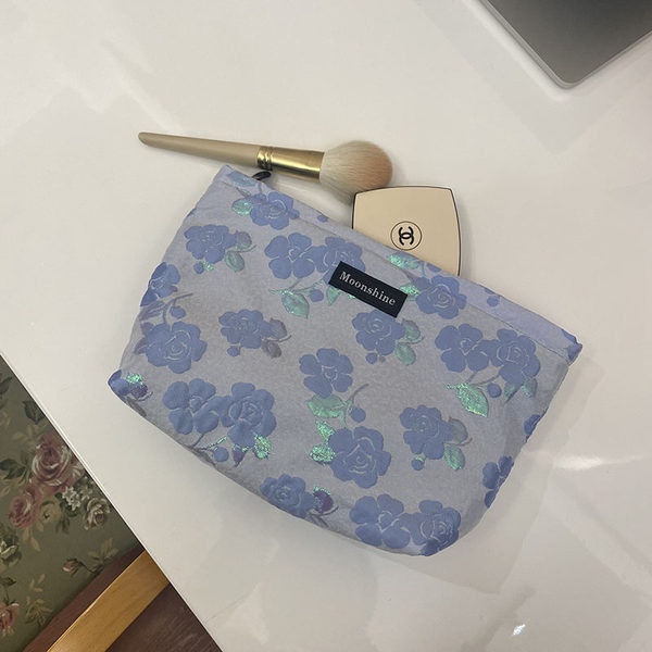 Komplet šminke s cvjetnim motivima