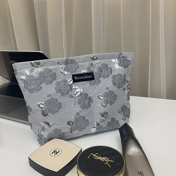 Komplet šminke s cvjetnim motivima