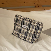 Textil kockás sminktáska