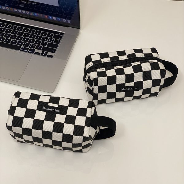 Karirana kozmetička torbica s ručkom