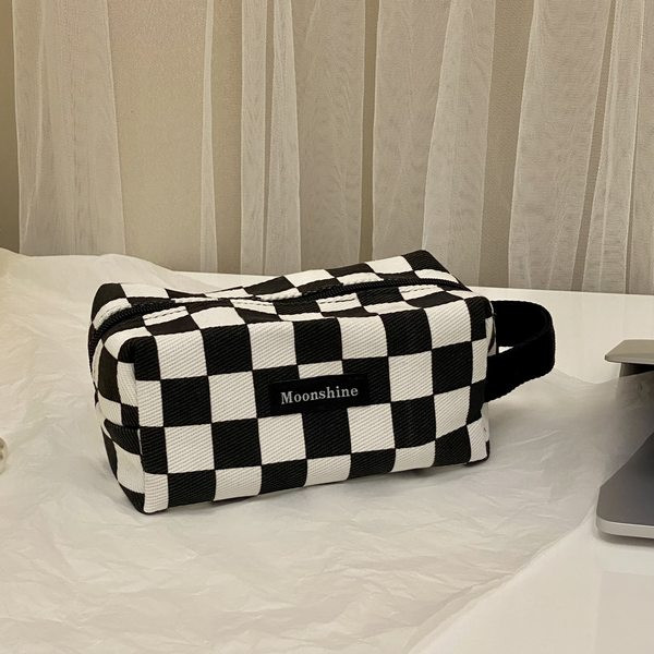 Karirana kozmetička torbica s ručkom