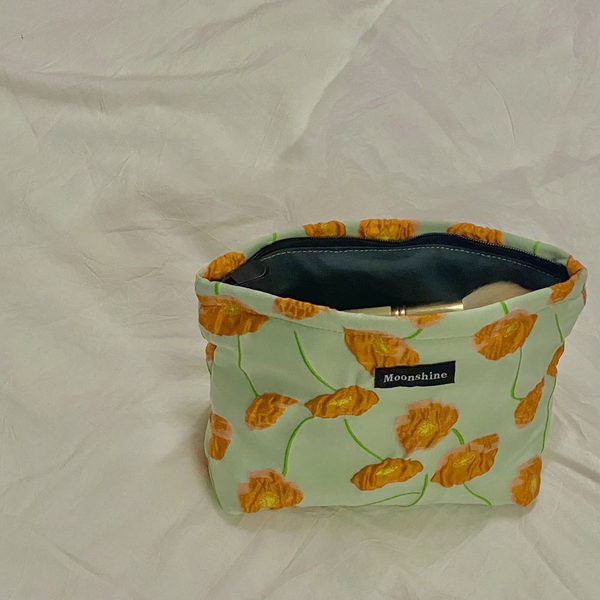 Mali tekstilni set za šminkanje s cvjetnim uzorkom