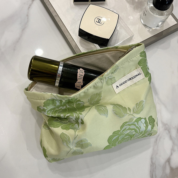 Virágmintás kozmetikai készlet sminkhez