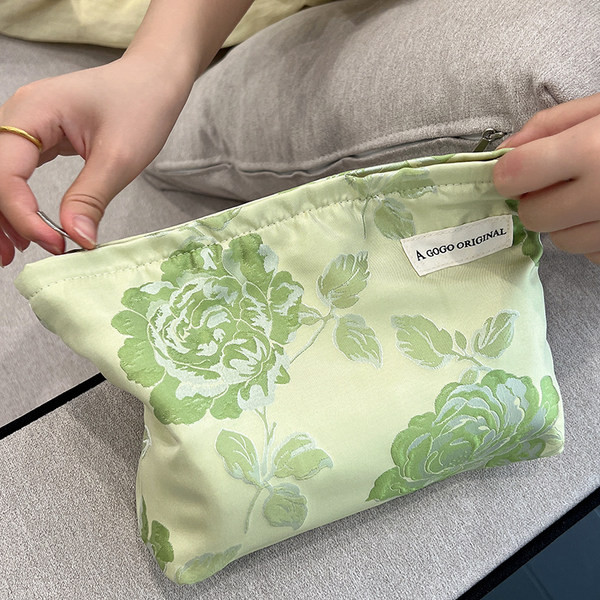 Virágmintás kozmetikai készlet sminkhez