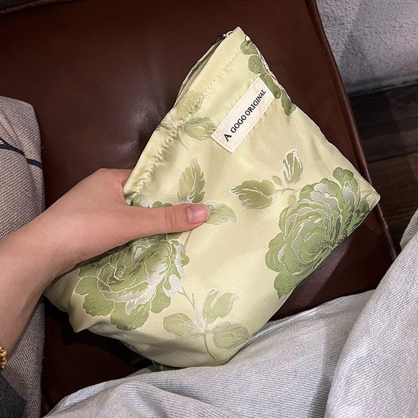 Virágmintás kozmetikai készlet sminkhez