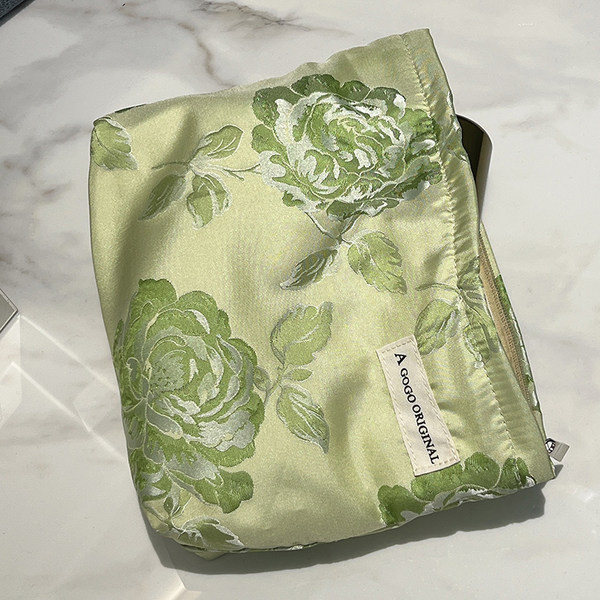 Virágmintás kozmetikai készlet sminkhez