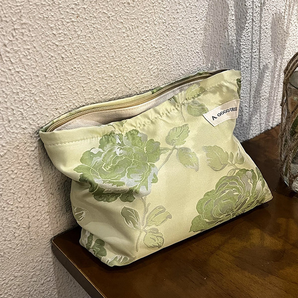 Virágmintás kozmetikai készlet sminkhez