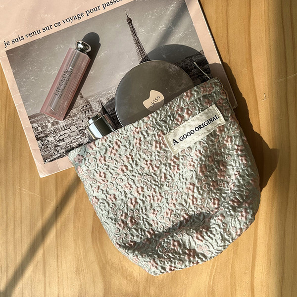 Toaletna torbica s cvjetnim motivima za odlaganje šminke