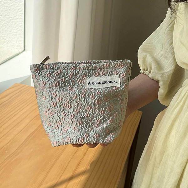 Toaletna torbica s cvjetnim motivima za odlaganje šminke