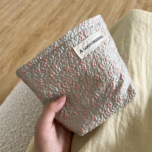 Toaletna torbica s cvjetnim motivima za odlaganje šminke