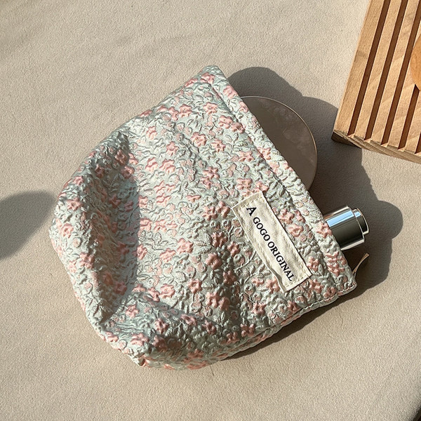 Toaletna torbica s cvjetnim motivima za odlaganje šminke