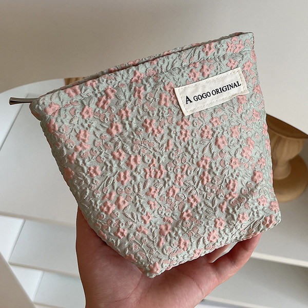 Toaletna torbica s cvjetnim motivima za odlaganje šminke